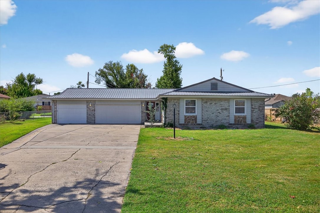 3 Bedroom 2 Bath 3 car garage in the heart of Rogers, Saltwater heated pool and hot tub, pool bathroom.,, Living room with large family or media room. And many more up grades. Would make great home or Airbnb. Close to Schools, DR's, Shopping, Come see this great home.