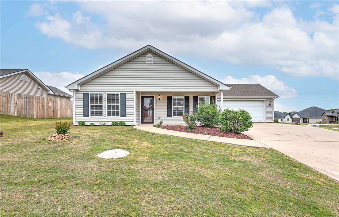 Beautiful clean 2 bed 2 bath home on a corner lot in Sundowner subdivision Ph 2A, for under $235!! With a 2 car garage and a huge yard, this is the perfect house to start a family or retire with all the amenities near by.
Quite neighborhood in Prairie Grove, close to anything you need. App 10 miles to the UofA campus.
Vacant, move-in-ready and easy to show!