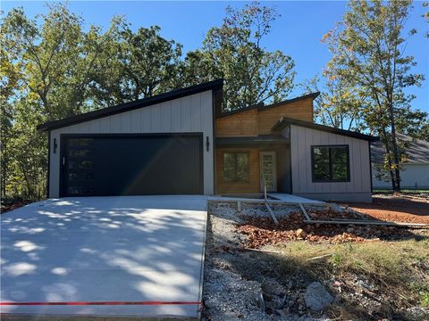 Photo of 3 Stoneleigh Lane, Bella Vista, AR 72715 (MLS # 1325886)