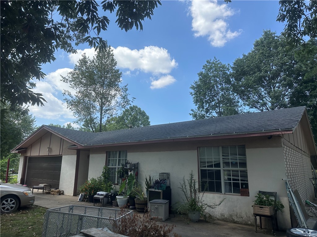 3 bedrooms 2 baths , corner lot, new roof in 2024.
