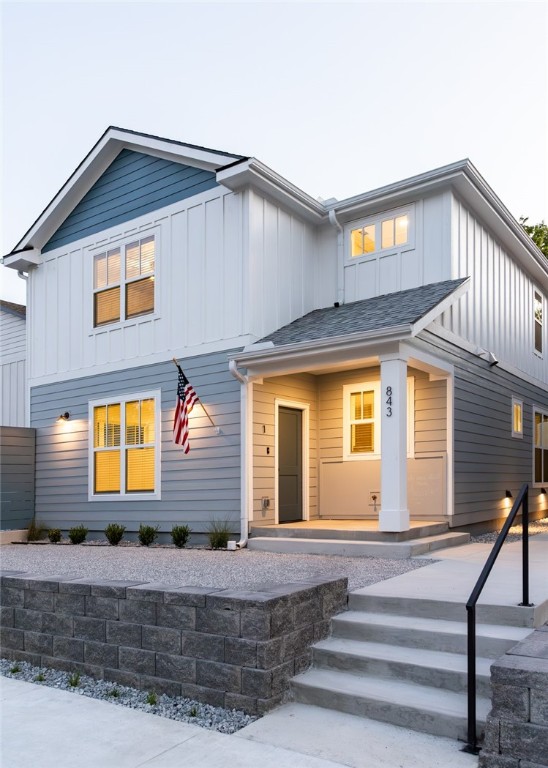 Duplex located just .25 miles from University of Arkansas. 4bd, 3.5bth, open concept.
