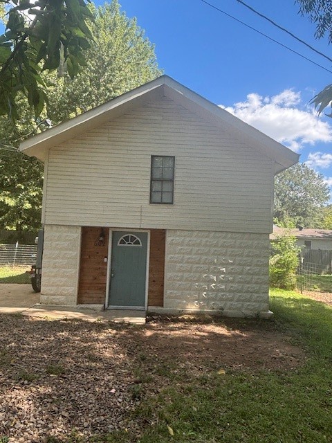 Welcome to this cozy 2-bedroom, 1-bath home nestled in a quiet neighborhood just minutes from local schools, parks, and shopping. Perfectly suited for investors or first-time buyers, this property offers:
Updated Features: Modern kitchen appliances, fresh paint, and durable flooring
Prime Location: Walking distance to local schools
Investor-Friendly: Strong rental potential in a high-demand area, low maintenance, and affordable taxes
Whether you're looking to expand your portfolio or settle into a starter home, this gem combines convenience, comfort, and value.