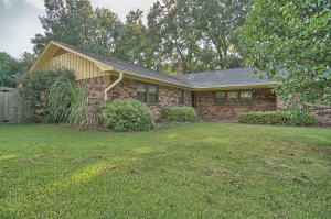 Bring everyone when you move into this large home on a quiet cul-de-sac in West Russellville! This nearly 2000 sq/ft home features two living areas, one of which has a double sided fireplace that opens to the dining room. Another Breakfast area and space saving kitchen complete the ensemble. For bedtime, you'll find three spacious bedrooms and two bathrooms perfect getting your daily rest.