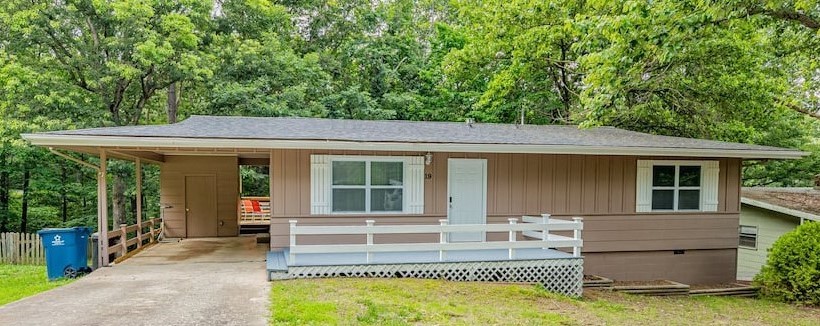 This cute 2 bedroom furnished house , plus special amenities for bikers. Amenities include Wifi, TV, Fire
Stick, washer/dryer, and covered parking. Bikers have a washing station, indoor storage, a repair stand,
and quick access to the Back 40 trails. Whatever your reason for visiting this lovely region, this house will
make a great home base (utilities included) Short term rentals available. Avaiable September 1st.