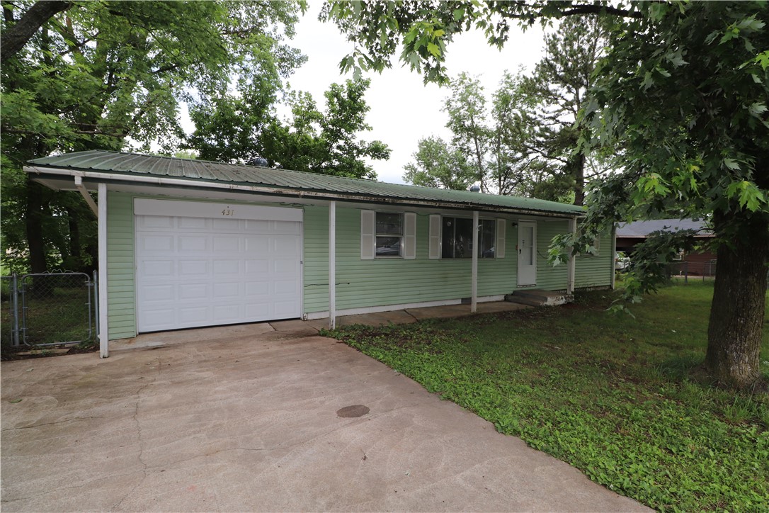 1,160+/- Sq Ft 3 bed 1.5 bath in an awesome Pea Ridge location behind the Post Office. Walkable and convenient to shopping and dining. This house would make a great starter or rental property. Metal roof. Possible owner financing with 20% down. Sold as is