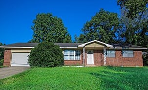 Fabulous location for this adorable house with a huge backyard on main avenue. Close to Promenade shopping center.