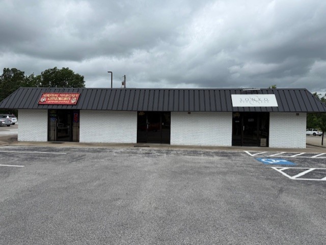 Located at 518 S. Thompson Street, this 1,045 SF office building offers exceptional visibility along Highway 71B, one of Springdale’s most traveled corridors. The property boasts prominent street frontage and easy access, making it ideal for businesses seeking high exposure and convenience