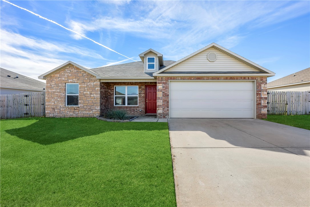 Discover the perfect blend of modern living and Southern charm in this 3 bed, 2 bath gem nestled within Bentonville's Silver Meadows subdivision. Built in 2017, this residence exudes contemporary finishes and modern comfort. Pull into the spacious 2-car garage and step into a welcoming home that effortlessly combines style and functionality.
The living and bedroom areas are adorned with plush carpeting, creating a cozy ambiance for relaxation and everyday living. Glide into the heart of the home ā the kitchen ā where sleek tile floors complement the contemporary design. Bathrooms follow suit, offering a blend of form and function. You'll especially love the whirlpool tub in the primary bathroom. Beyond the walls, the large backyard beckons, providing a canvas for outdoor entertainment, gardening, or simply unwinding under the Arkansas sky. Less than 20 minutes to the Walmart Home Office and 10 minutes from XNA. Embrace the Silver Meadows lifestyle in this charming home!