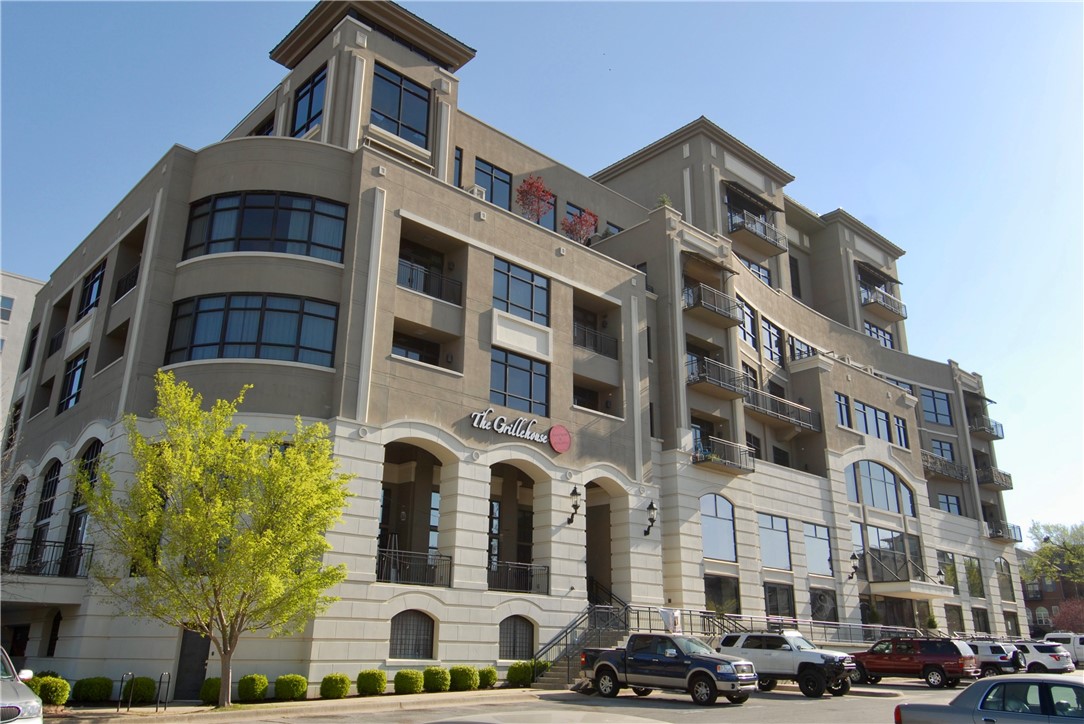 Sophisticated Downtown Living – The Legacy Building, Fayetteville
Experience upscale downtown living in this 1-bed, 1-bath condo in Fayetteville's sought-after Legacy Building. With 798 sq ft, the open layout features slate floors, floor-to-ceiling windows, and a modern kitchen with granite countertops, tile backsplash, and LG stainless appliances. The spacious master suite includes a walk-in closet, whirlpool tub, and walk-in shower. Enjoy the convenience of an in-unit stacked washer/dryer. Building amenities include a grand lobby, fitness center, community room, and gated parking. Unbeatable location—walk to the University of Arkansas, Dickson Street, Walton Arts Center, Upper Ramble Park, Razorback Greenway, Fayetteville Square, restaurants, shops, and more.
Note: Short-term rentals are not permitted in the Legacy Building.
Perfect for full-time residents, game day weekends or long-term stays looking for low-maintenance, luxury living in the heart of Fayetteville.