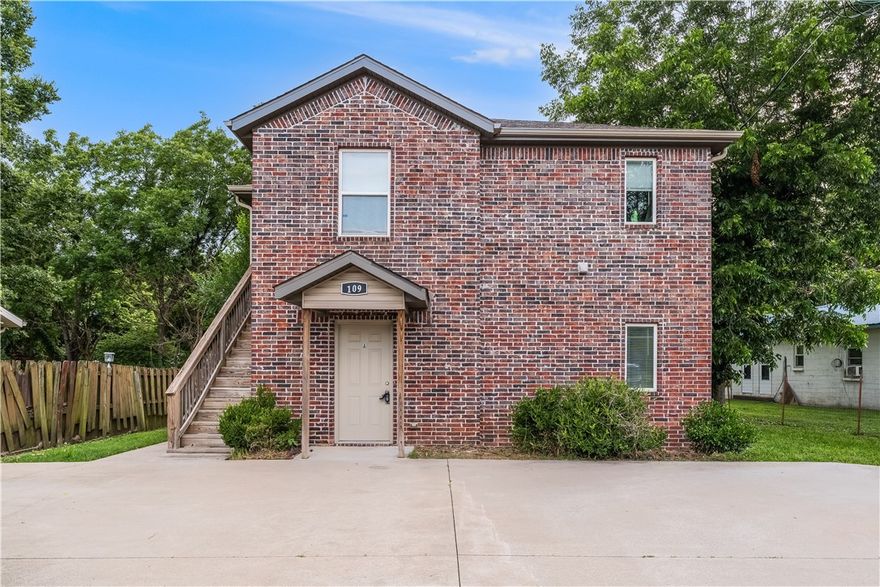 Upgraded, first floor unit! This one bedroom one bath condo includes stainless steel kitchen appliances! Large bedroom with ample storage, sharp finishes and fixtures throughout. New flooring and paint!!!
Ideal location with convenient parking.