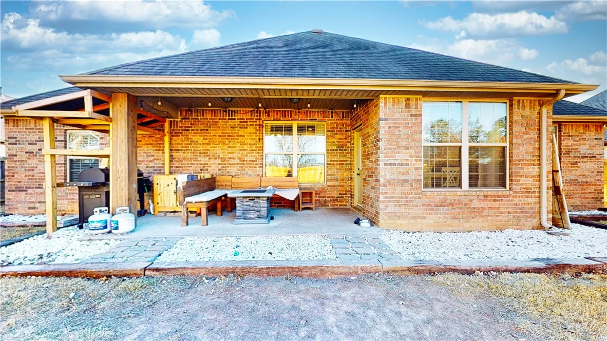 Rogers, Arkansas 72758, United States, 4 Bedrooms Bedrooms, ,2 BathroomsBathrooms,Residential,Pending,27536