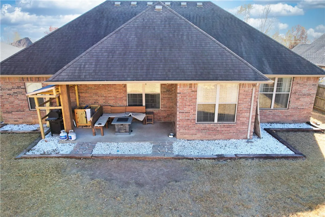 Rogers, Arkansas 72758, United States, 4 Bedrooms Bedrooms, ,2 BathroomsBathrooms,Residential,Pending,27536