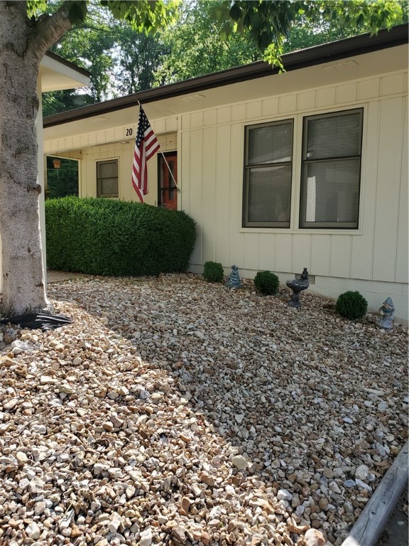 This darling Townhouse backs up to Limestone bluff and a year round spring. Double doors lead to golf cart storage under the home. A cart path leads to Kingswood Golf Course. Bay windowed sunroom looks right out to nature. Has both a garage and carport.
