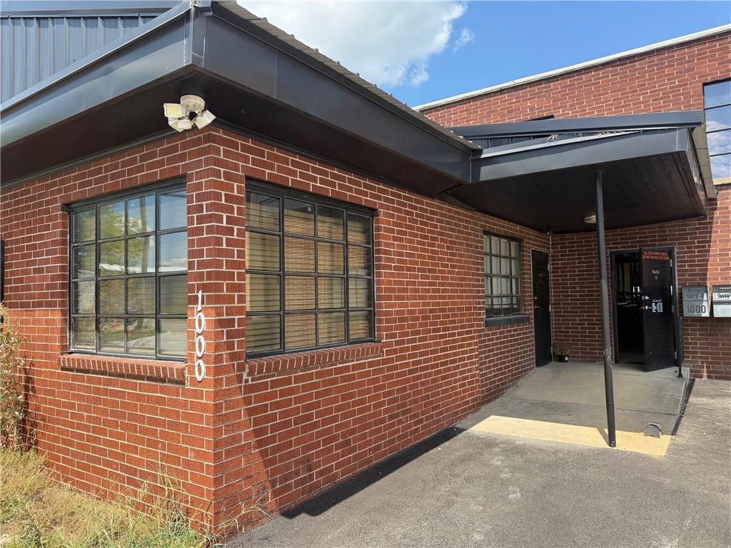Conveniently located in Springdale with access to 71B/Thompson. Open floor plan with three private offices and reception area plus bathroom. Ideal for professional services, startups or a satellite office.