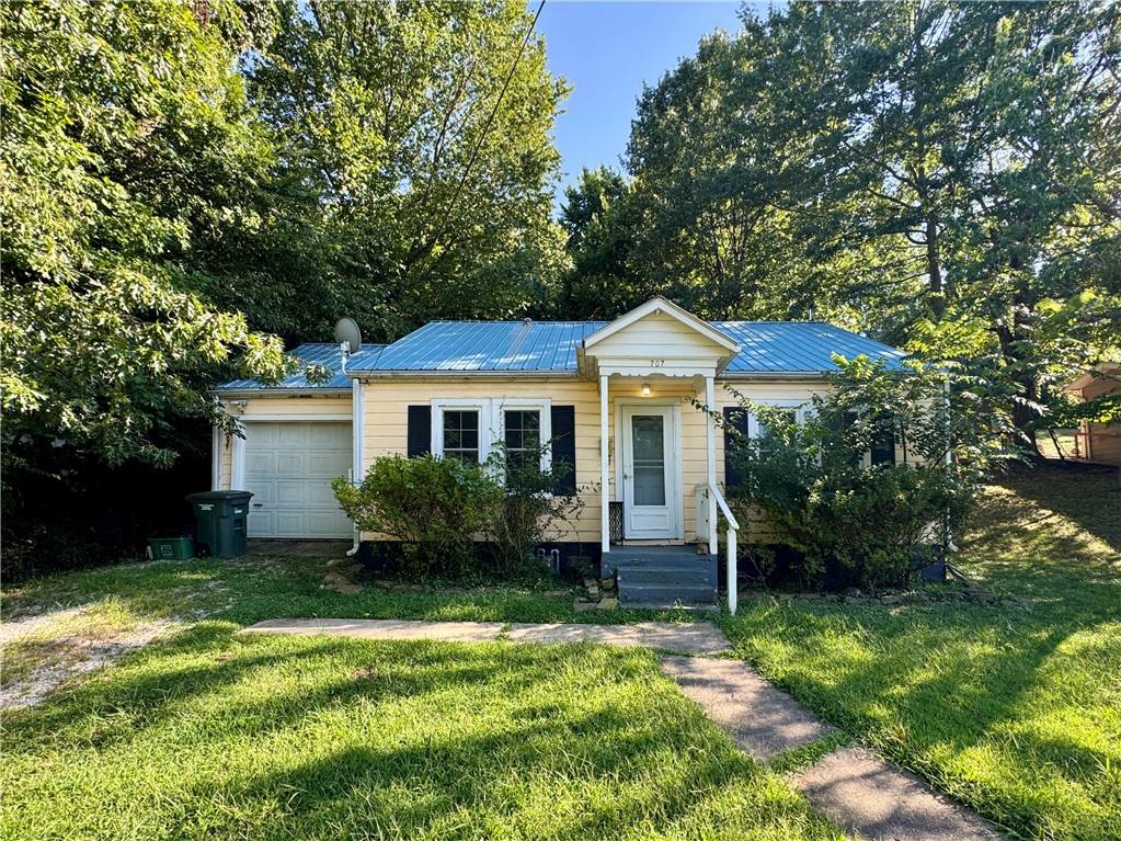 Charming single family rental home located in the heart of Fayetteville, AR! This 2b/1ba is tucked away in a beautiful neighborhood. This adorable home is flooded with natural light and wood flooring throughout. 1 car garage. Fridge, washer & dryer provided. Move in ready! Don't wait this one wont last long!