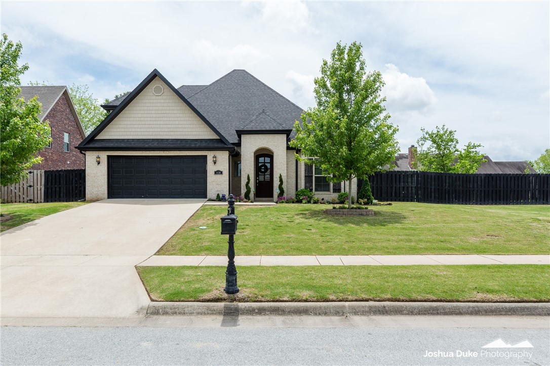 Fayetteville Gem! Tile and hardwood through out, glass shower doors, tile shower surrounds, new fridge, upgraded dishwasher, upgraded double oven and griddle, 2500 sq ft stained concrete patio, extensive landscaping, 16 x 32 heated saltwater sport pool, and a wrought iron fenced dog run, all on a HUGE double lot in one of Fayetteville's most desirable areas. This one will be gone before you know it. Come see it today!
It is the seller's intention to review all offers Monday, May 24 at noon. However, the seller reserves the right to accept any offer prior to the deadline without advanced notice to any party.