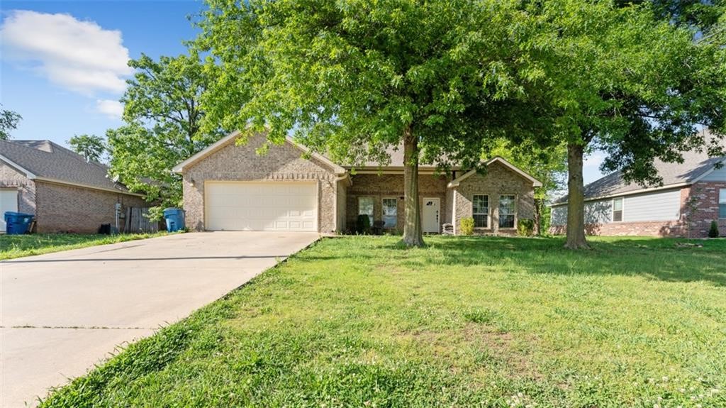 Nestled on a spacious 0.58-acre lot, this charming home boasts an abundance of features to enhance your living experience. Step inside to discover a kitchen that's a culinary enthusiast's dream, with ample counter space, stainless steel appliances, & granite countertops. The 10-foot ceilings throughout the home create an airy & open atmosphere, complementing the expansive eat-in kitchen & separate dining area. Enjoy the luxury of newer flooring & a split floor plan that provides privacy & convenience. Retreat to the large primary suite, complete with a luxurious jetted tub & a walk-in shower. Entertain guests in the generously sized living room, perfect for gatherings & relaxation. With its desirable features & prime location, this home offers the ideal combination of comfort, style, & functionality. Don't miss the opportunity to make this your new home sweet home!