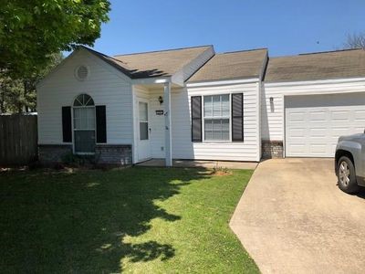 A great find in the middle of Fayetteville! This residence has 2 bedrooms, 2 full bathrooms, a nice living
room, kitchen, a spacious backyard and at the end of a cul-de-sac. Fresh paint and flooring in house. This is a nice, quiet neighborhood as well. Pets are allowed upon approval of the owners and pet deposit. This house is only minutes away from the interstate, Washington Regional Hospital, Fiesta Square and the bike trail.