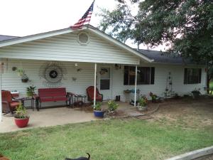 Little Country Charmer close to Piney Bay Recreation Area. Large fenced backyard with 2 sheds. Enjoy quiet time on the deck. 1 acres m/l convenient to Clarksville and Russellville.