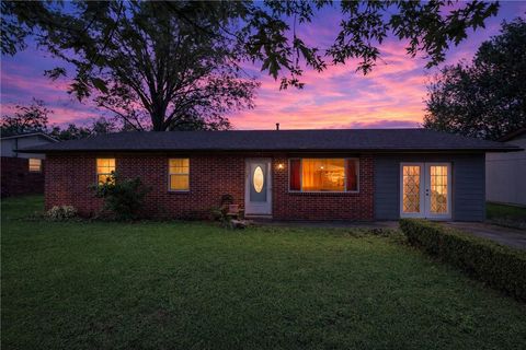 Photo of 510 SE 10Th Street, Bentonville, AR 72712 (MLS # 1343477)