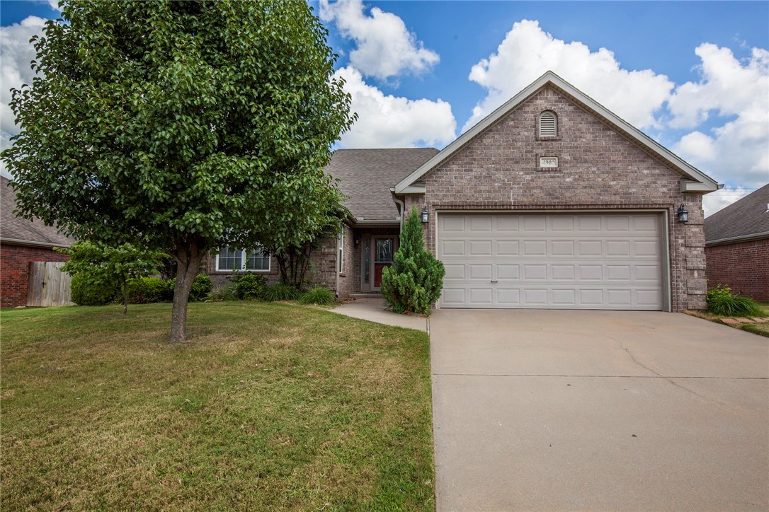 Great 4 bedroom 2 bath home in Bentonville. Fresh paint, hardwood flooring in main living area, gas fire place in living room. Granite in kitchen with formal dining and eat in area. Master has separate jetted tub and shower. Fenced yard.