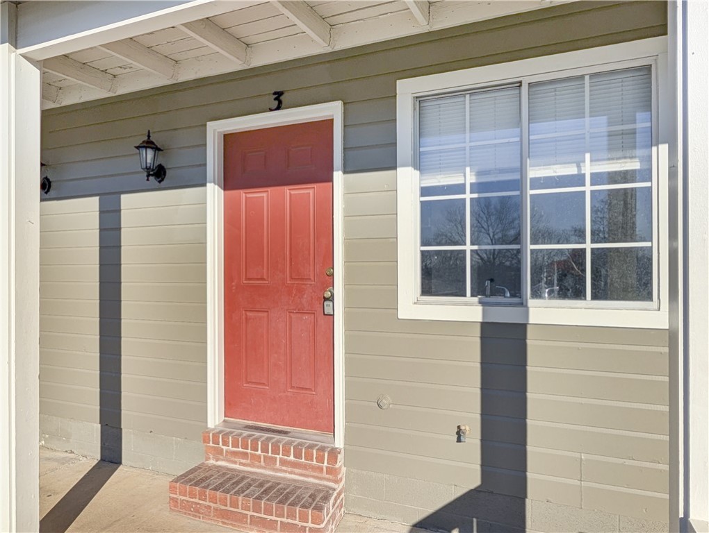 Welcome to your next home! 2 bedroom, Perfect Central location Small patio in Back along with upper deck with great winter View! Laminate floors, Granite counters. Background and Credit check required