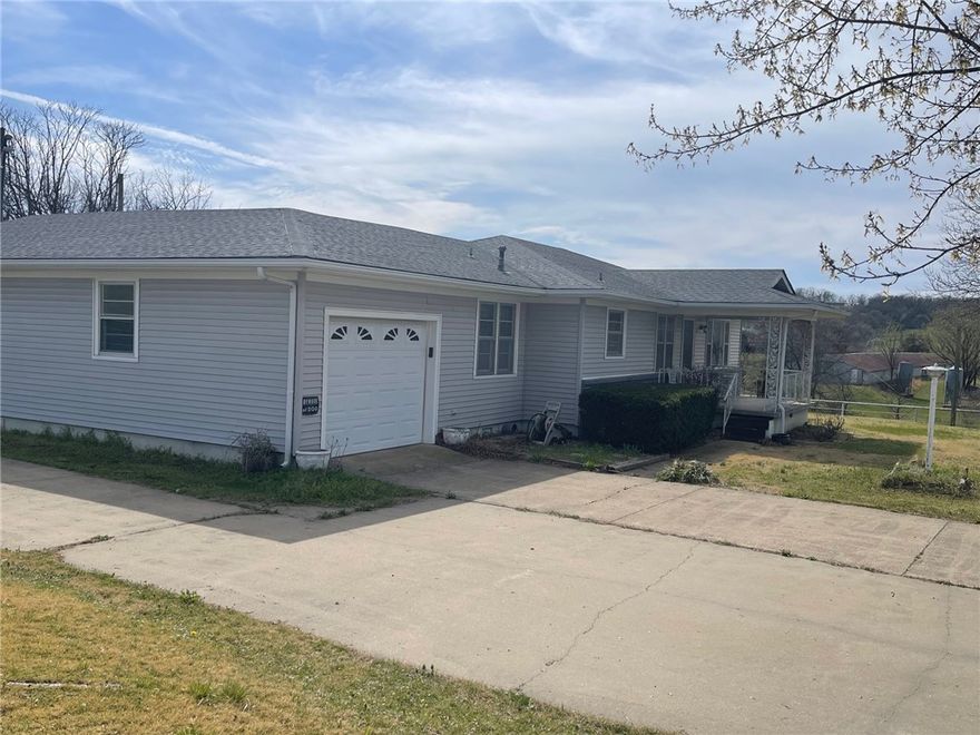 Enjoy peaceful country living in this charming 3-bedroom, 1-bath home. This well-kept home offers the perfect blend of comfort, space, and rural charm.
Property Features:
Spacious living area with great natural light, Functional kitchen with plenty of cabinet space
Attached 1-car garage, Covered front porch – perfect for relaxing and enjoying the view, large yard with mature trees and plenty of room to roam and a wide-open setting with scenic countryside views. There is an additional shop and 1 garage located behind the house for storage or a workshop. Located a short drive to Branson Mo, Fayetteville and Table Rock Lake