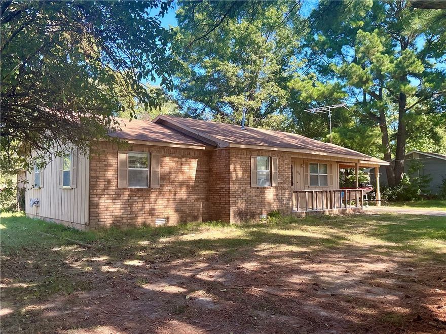 Prime Pea Ridge Location! Great investment property with lots of potential. Great starter home or rental. Property needs upgrades and repairs. Walking distance to shopping and restaurants! Nice sized bedrooms, oversized laundry room, and bonus room built on to back that would make a great office or playroom.
Home sold AS IS!