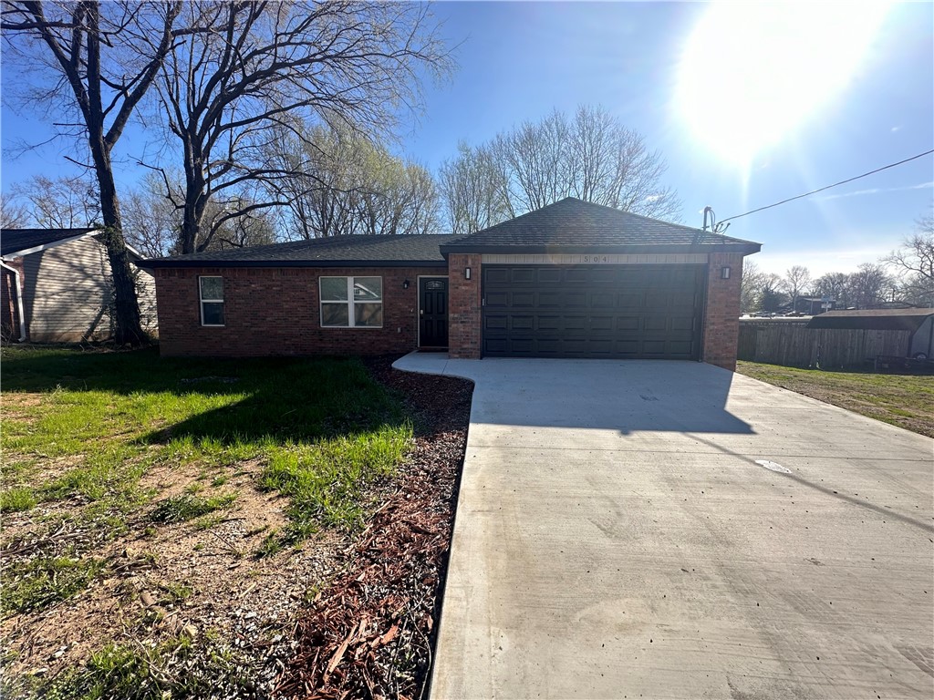 Don't miss your opportunity to own this brand new build in the heart of Gravette! Located right next to trails and less than 1 mile from parks, schools, multiple dining/retail options and so much more! Featuring granite counter tops, a spacious open floor plan and plenty of storage throughout! Priced to sell!