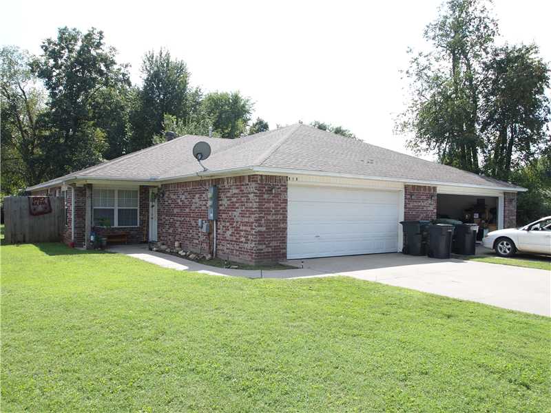 Package of 2 duplexes. Each unit has 3bd/2bth w/2 car garage. Concrete stained floors throughout. Very low traffic area, convenient to town. Addresses: 808-810 Greenfield, 812-814 Greenfield. Tenants pay all utilities.