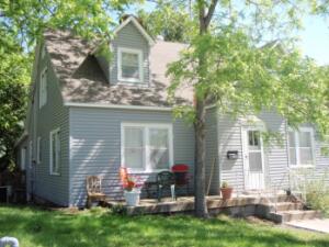 Investment property. 4 unit apartment house. 2-2br/1ba and 2-1br/1ba. Close to downtown shopping.