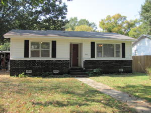 Recently updated and very charming! This sweet Russellville home is walking distance to Tech and has hardwood floors, a nice kitchen with great cabinet space and a bar, covered parking, and a super convenient location!