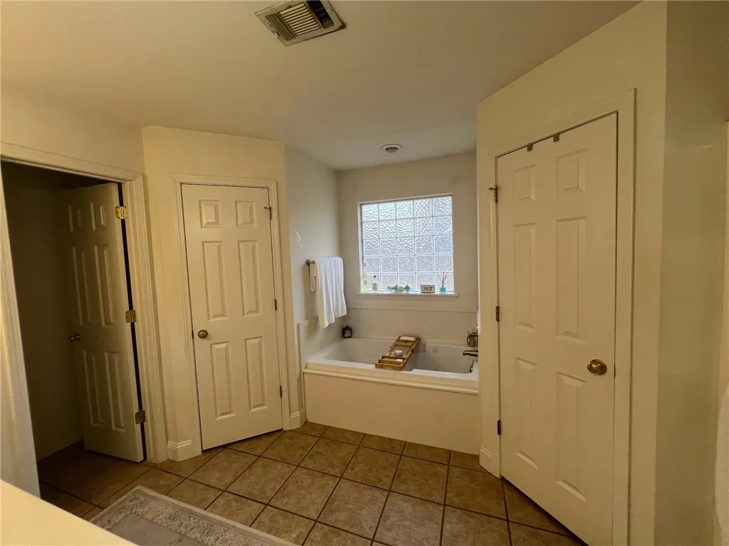 Rogers, Arkansas 72758, United States, 3 Bedrooms Bedrooms, ,2 BathroomsBathrooms,Residential,Pending,21950