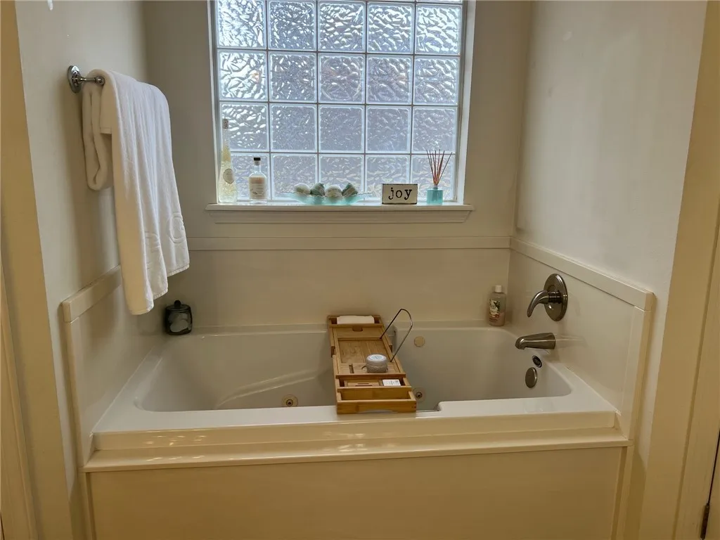 Rogers, Arkansas 72758, United States, 3 Bedrooms Bedrooms, ,2 BathroomsBathrooms,Residential,Pending,21950