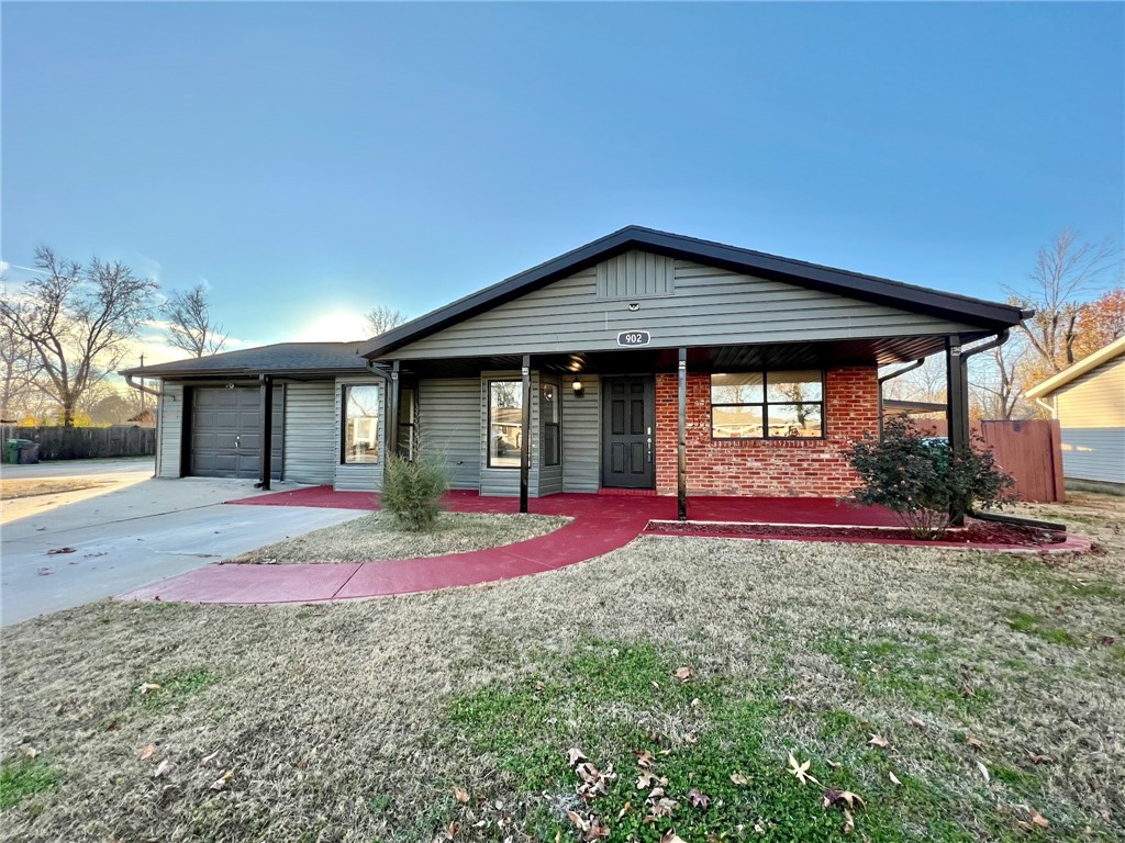 Welcome to this centrally located gem, situated near schools and less than two miles from both Rogers downtown. This home has been freshly updated, ensuring a modern and inviting interior that's move-in ready.
Set on a corner lot, you'll have plenty of space and privacy in the fenced, large backyard, perfect for relaxation and outdoor activities. The zoning even allows for a duplex, offering potential for investment appreciation while you live and enjoy the home. Step outside onto the large covered back deck, an ideal spot for entertaining friends and family. This property is a fantastic opportunity to experience the best of Northwest Arkansas living. Don't miss out ā schedule a viewing today!