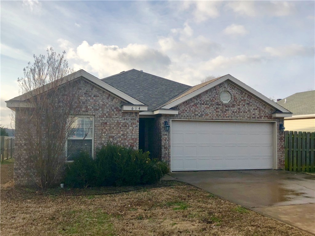 Amazing location! This 3 bed 2 bath home is close to all the new shops and restaurants. There is so much to do around this house.