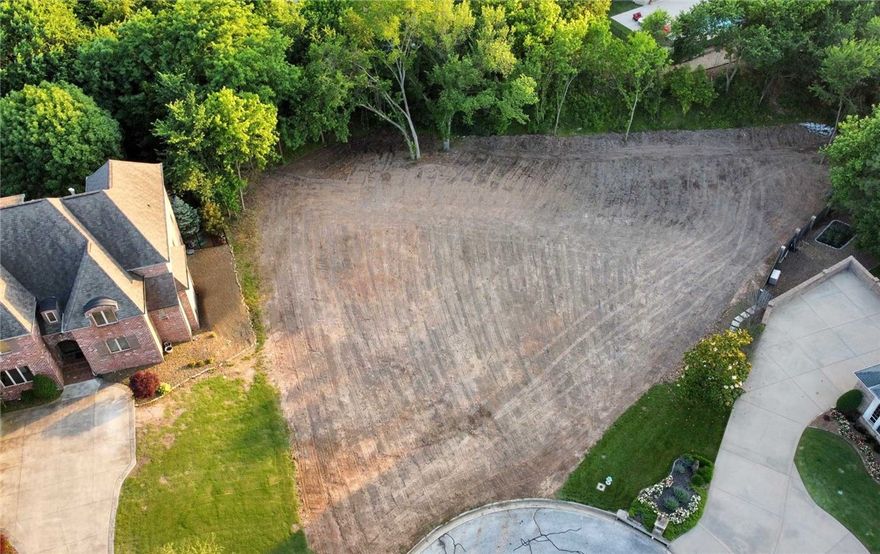 The only available vacant lot in Pinnacle Country Club! Now is the time to build your dream home!  Within the Bentonville School District, this .75 acre lot has an ideal location on the North side of Pinnacle in a private cul-de-sac.  Lot has been cleared and is ready to build.  All utilities are on site. Gated subdivision with 24 hour security.  Building minimum of 3,500 square feet.