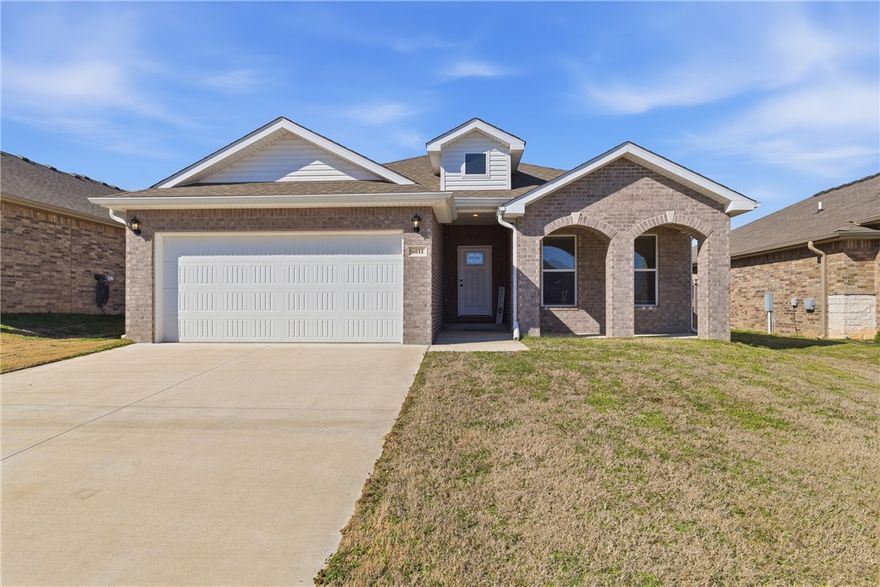 Welcome home! This charming, single-family home is move-in ready, 2019 build ,with a split floor plan in the Bentonville School District…
The inviting living room boasts a cozy electric fireplace, creating a warm & welcoming atmosphere , the open-concept layout features soaring 10-foot ceilings in the living area, and kitchen, giving a sense of spaciousness.