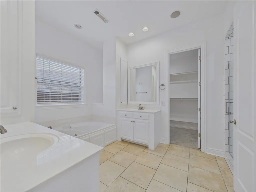 Bentonville, Arkansas 72713, United States, 4 Bedrooms Bedrooms, ,4 BathroomsBathrooms,Residential,Active,167930