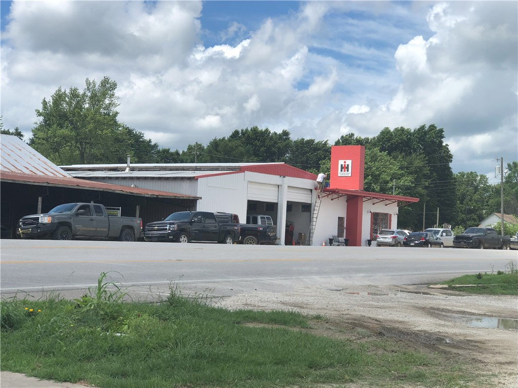Best location in Lincoln for a new commercial building - ton of frontage. Agent owned