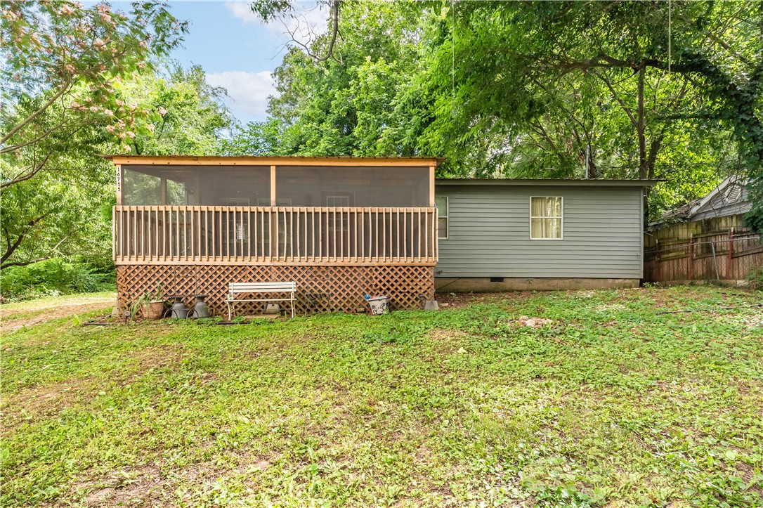 Welcome to 16755 Leisure Loop in Lowell, Arkansas! This cozy 2-bedroom, 1-bathroom home offers comfortable living with a touch of nature. Located close to the lake, enjoy serene views and easy access to outdoor activities. Perfect for those seeking a peaceful retreat with convenient amenities nearby. Make this charming home your next haven!