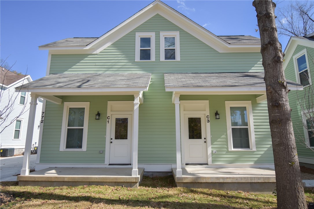 Cute 1 BR/1 BA town home is conveniently located near the U of A and downtown Fayetteville and is perfect for those wanting just the right amount of space. Approved pets welcome with a $500 non-refundable pet fee and additional rent of $25/mo for each pet. Please note that there are breed restrictions.