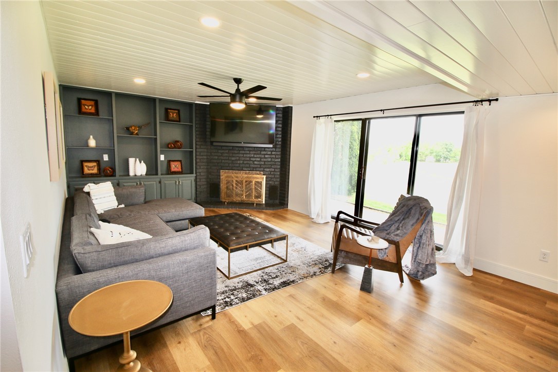 Easy and maintenance free living at this gorgeous Beaver Lake condo with boat slip and lift! Completely remodel in 2021 featuring 2 bedrooms and 2 full bathrooms. Gorgeous views of the lake and wonderful community amenities including clubhouse with indoor heated pool, ping pong table, meeting room and outdoor tennis & basketball courts. Just minutes to downtown Rogers & Hobbs State Park. POA provides basic cable, common utilities, exterior maintenance, building insurance, lawn & landscaping, trash, termite, & snow removal!