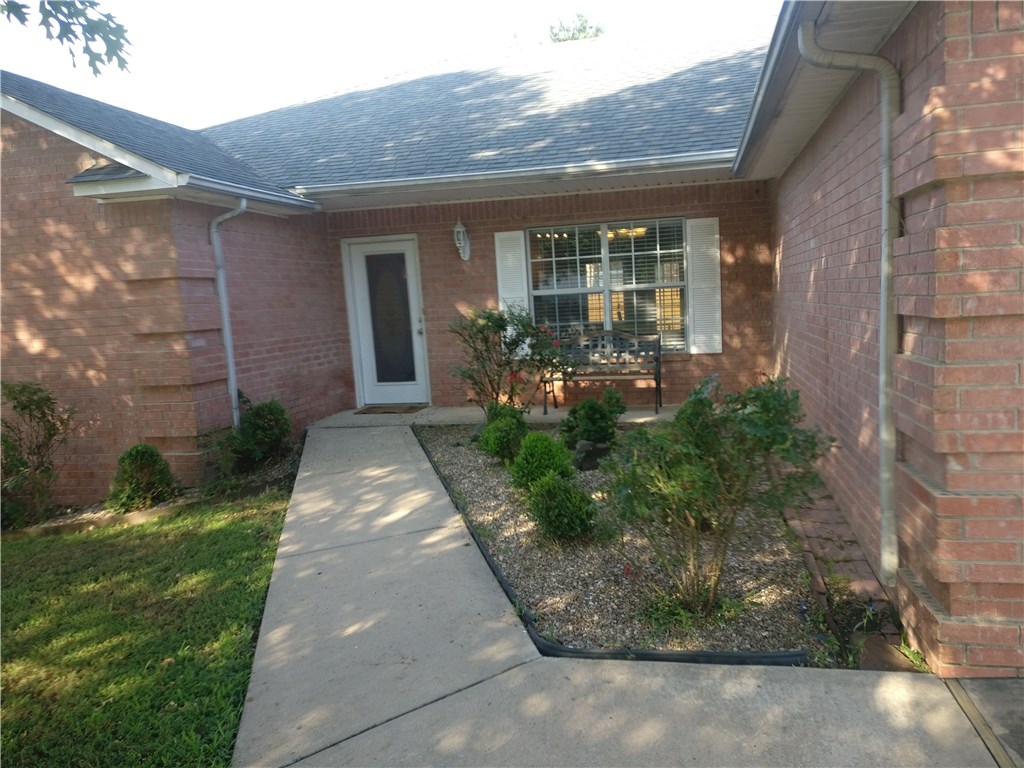 4 Bedroom, 2.5 bath split bedroom plan near Gully Park. Privacy fence in the back yard. Refrigertor and optional Washer and Dryer supplied by owner. Property owned by a family member of a Arkansas Real Estate Broker. Seeking min credit score of 600 on all adults, App. fee of $35 per adult Pets consider with a Pet deposit of $400 non-refundable fee per pet (max 2 pets) and $25/mo per pet with dog breed restrictions.