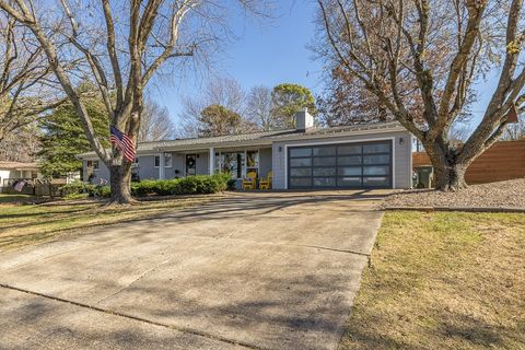 Photo of 1220 W Ridgeway Drive, Fayetteville, AR 72701 (MLS # 1329890)