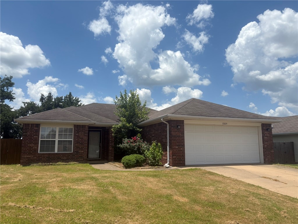 This is the perfect home for someone who needs quick and easy access to XNA (10 minutes away), and it is convenient to Bentonville, Rogers and Centerton. It has some great updates including a streamlined kitchen and quality laminate flooring, plus some dynamite outdoor entertaining areas. Move in ready!