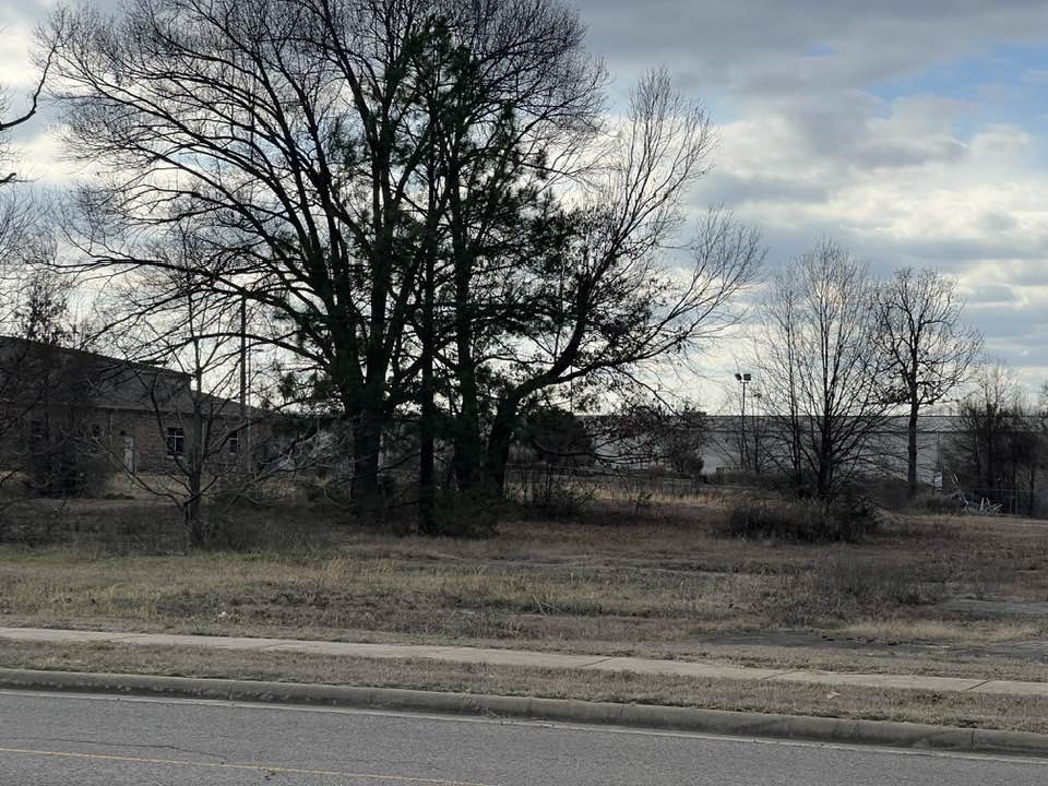 Excellent Commercial Lot in Prime Growth Area!
Discover 3.58 acres of prime commercial land located in a rapidly growing and thriving area of town. Just minutes from the interstate, this property offers outstanding visibility and convenient access—making it an ideal location for a wide range of commercial developments. Surrounded by established businesses and new construction, the area is bustling with activity and poised for continued growth. Whether you're looking to build retail, office space, or a mixed-use project, this is a rare opportunity to secure a strategic location in one of the most sought-after corridors in the region.