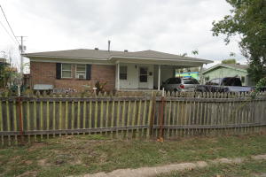 Located in the Heart of the city and within walking distance to many of the local restaurants and shopping boutiques.New Roof in 2013!!Fenced in back yardSeller is also offering a one year Home Warranty to the new owner!!!!!