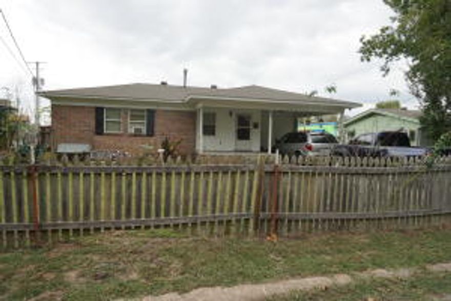 Located in the Heart of the city and within walking distance to many of the local restaurants and shopping boutiques.New Roof in 2013!!Fenced in back yardSeller is also offering a one year Home Warranty to the new owner!!!!!