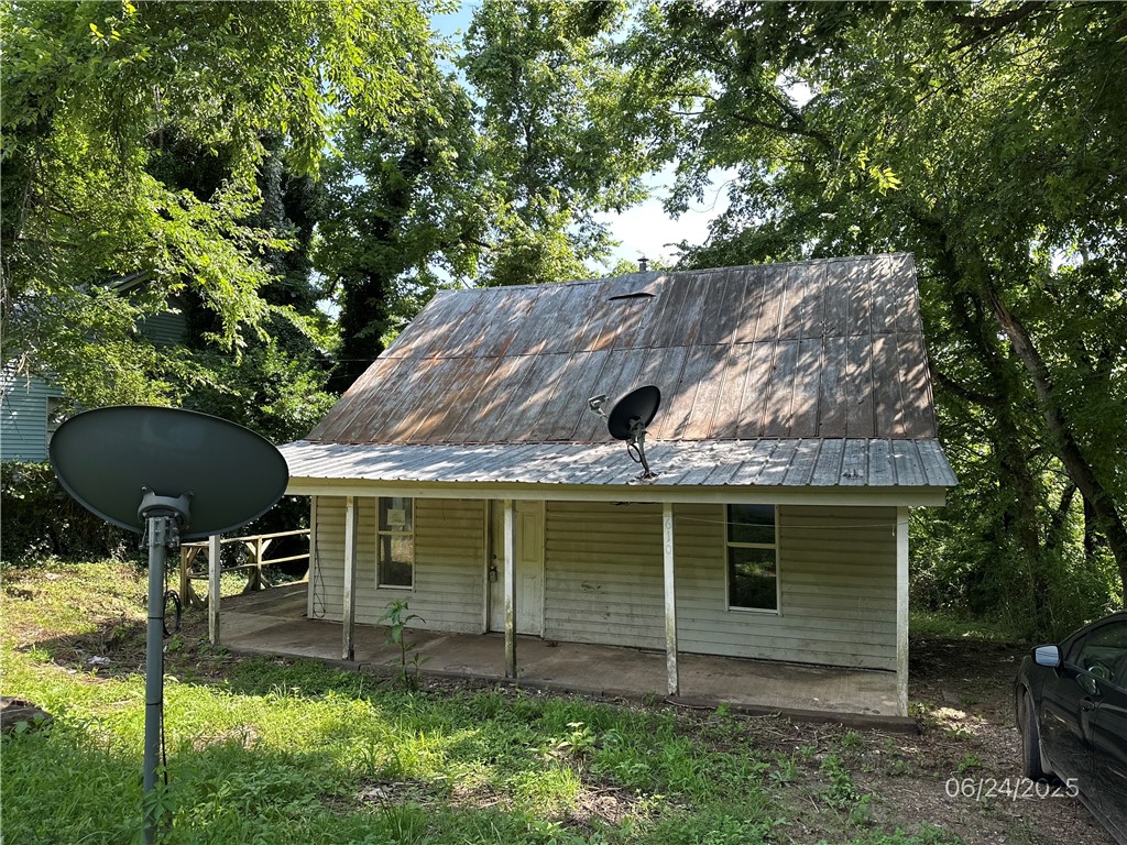 1 bedroom, 1 bath home that needs some TLC in downtown Leslie. This could be a cozy little home when brought back to its potential. It has a covered porch and a deck to sit on in the cool of the evening. The house is close to the National Buffalo River. This is a foreclosure and all offers must be submitted at www.vrmproperties.com. Agents must register as user, enter the property and click on "start Offer". This property is being sold as is. "Due to condition, the property may have health/safety risk(s). Prior to entry / access, all parties must sign a Hold Harmless Agreement and the property may only be shown by appointment"